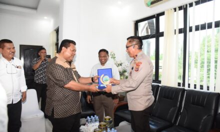 Jalin Silaturahmi, Wakapolda Kunjungi Ketua Sinode GPM