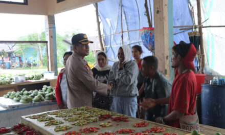 Polres Kepulauan Tanimbar Gelar Jumat Curhat Bersama Masyarakat di Pasar Omelle Saumlaki