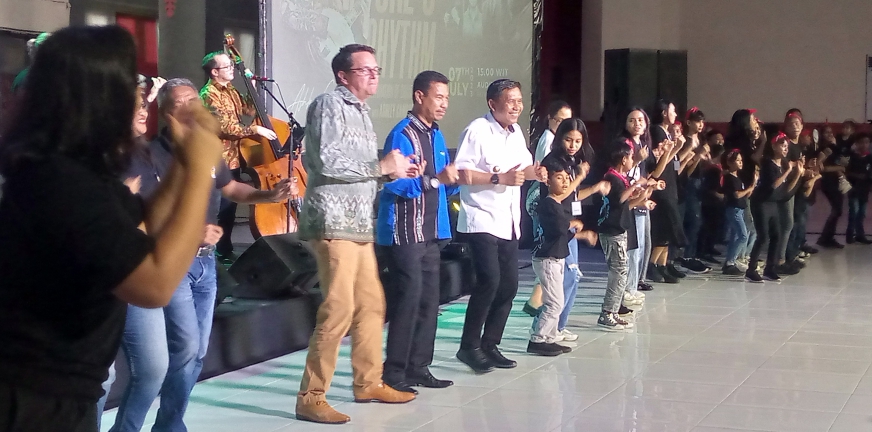 Bawakan Lagu Bahasa Indonesia Ashley Campbell Buat Penonton Bergoyang