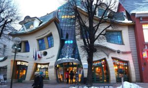 Attachment for Keunikan Rumah Bengkok Krzywy Domek di Polandia: Seperti Dunia Kartun!